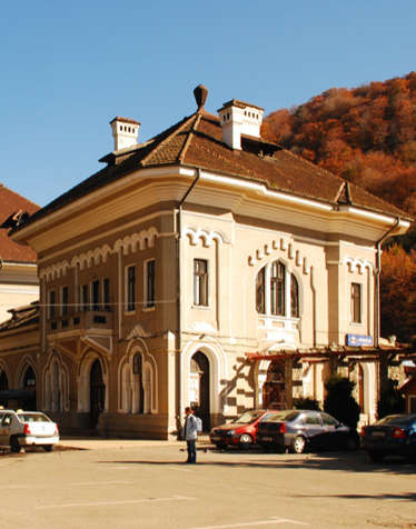 Gara Sinaia este o gara importanta, in care opreau la inceputul secolului trenuri precum Orient Express.